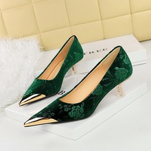 237-30 Banquet Chinese style women's shoes with thin heel, mid heel, shallow mouth, metal pointed toe, flower embossed velvet, and Western velvet single shoes
