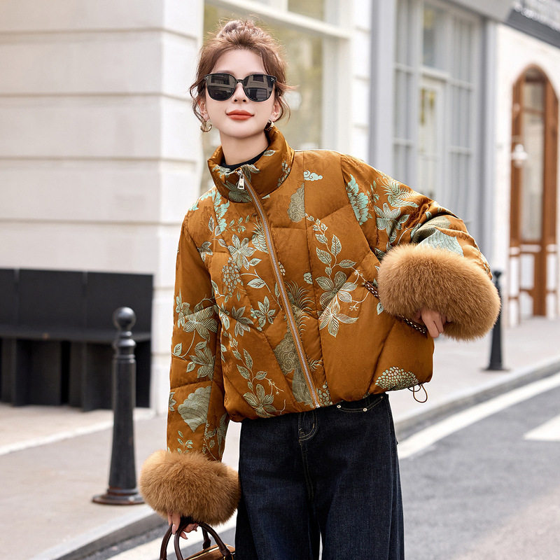 Winter 2025 New Style Chinese Style New Chinese Embroidery Design Fox Fur Cuff down Jacket Jacket for Women Ah8162 Winter 2025 New Style Chinese Style New Chinese Embroidery Design Fox Fur Cuff down Jacket Jacket for Women Ah8162
