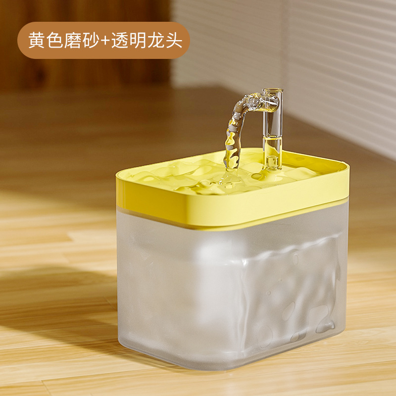 서리로 덥은 노란색 커버 투명 작은 결정