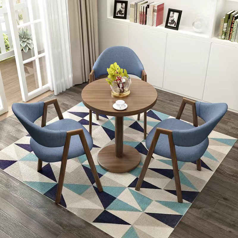 60 원형 테이블과 의자 3개 호두색 천