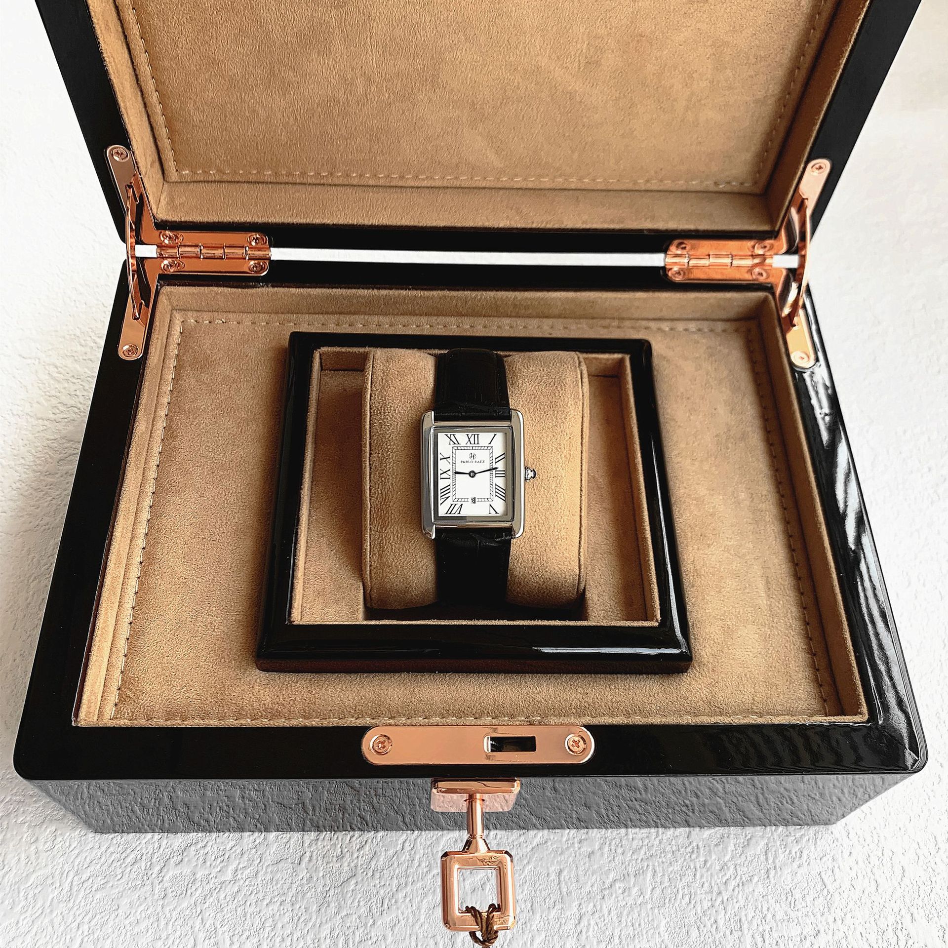 Consegna all'ingrosso esclusiva transfrontaliera di modelli popolari, orologi da uomo e da donna di bell'aspetto, orologi da coppia impermeabili ultrasottili quadrati_voghion.com