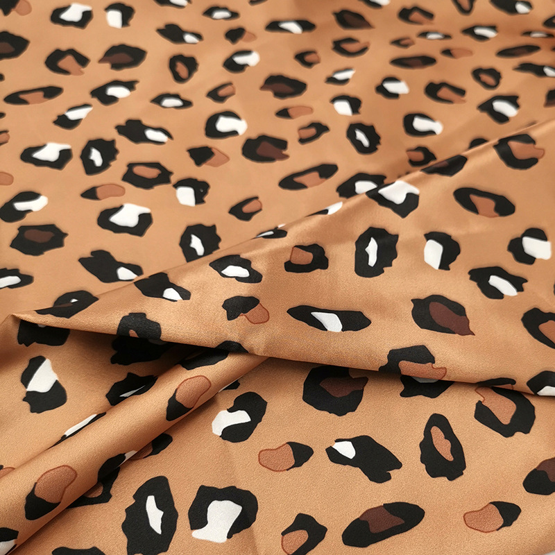 Inventario de tela de seda impresa de leopardo, ropa de dormir, sombrero de baño, ropa de mujer, almohada, tela impresa