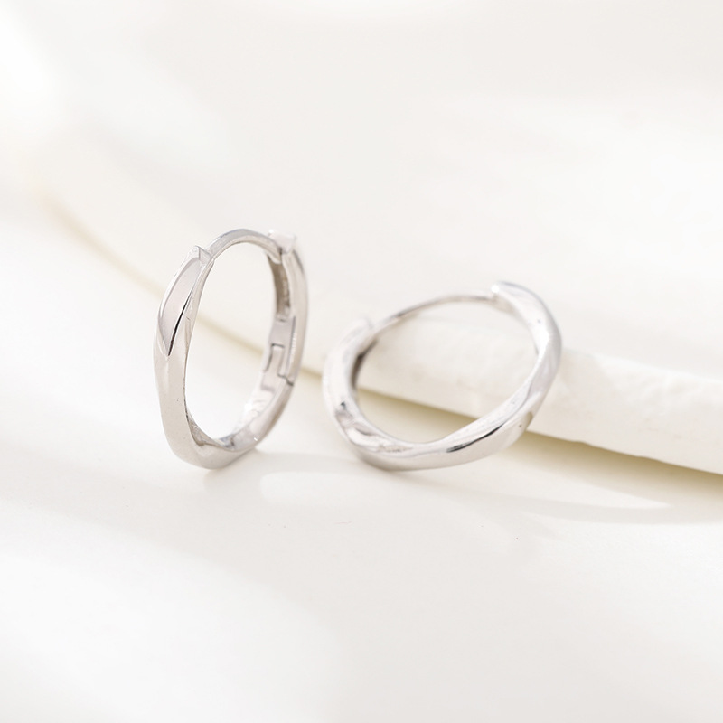 925 plata esterlina Mobius hebilla de oreja diseño de nicho femenino 2025 nuevos pendientes de anillo de oreja de elemento de moda pendientes de sentido avanzado