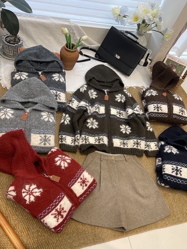 Korean chic winter clothing with a festive atmosphere and elegant quality, zip-up snowflake hooded thick sweater coat Korean chic winter clothing with a festive atmosphere and elegant quality, zip-up snowflake hooded thick sweater coat