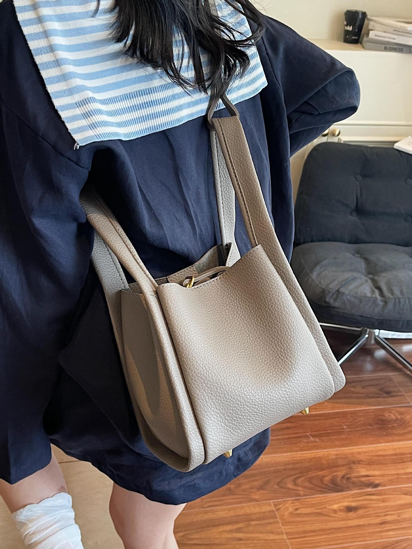 Bolso de cesta de verduras de mano popular transfronterizo para mujer 2025 nuevo bolso de hombro casual de todo fósforo bolso de cubo de paso de alta gama