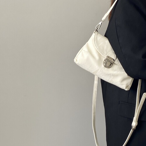 Internet celebrity model 2024 niche design new women's bag lock buckle soft leather versatile armpit single shoulder portable crossbody small bag