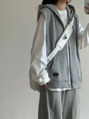 花の灰色の袖なしのパーカーの馬甲の男性の重いポンドの秋は高級感のパーカーのカップルのcleanfitのオーバーを着ます。