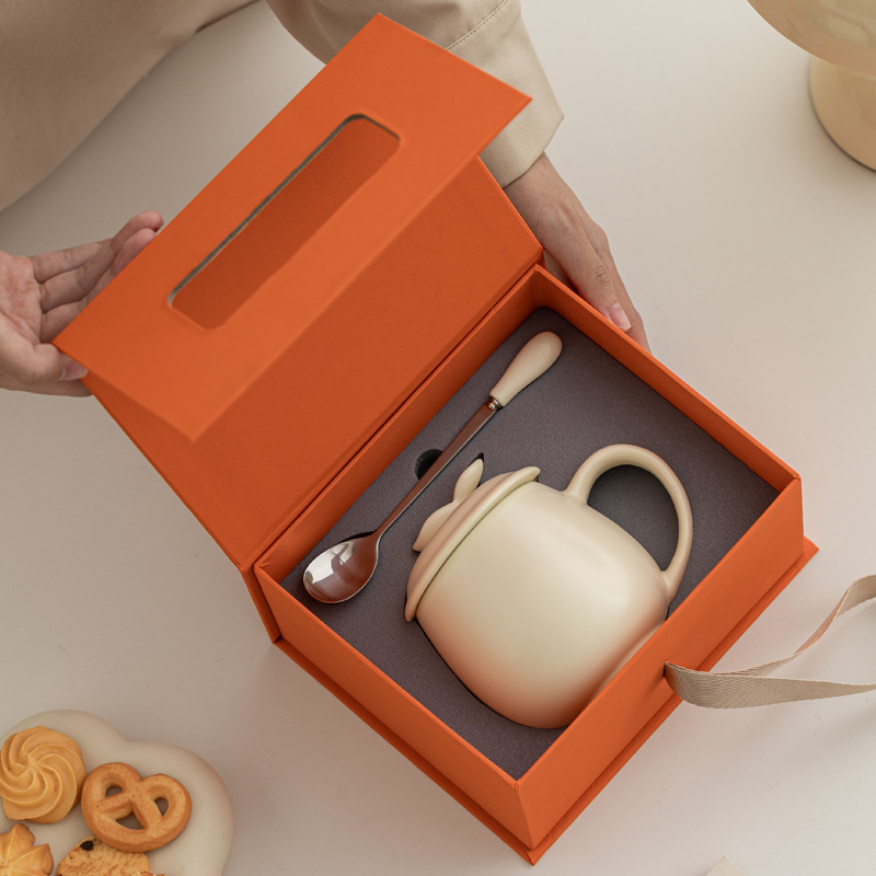 Taza de oficina de cerámica macarón blanco puro mate mate taza de agua taza de esmalte de color con cubierta cuchara logotipo grabado