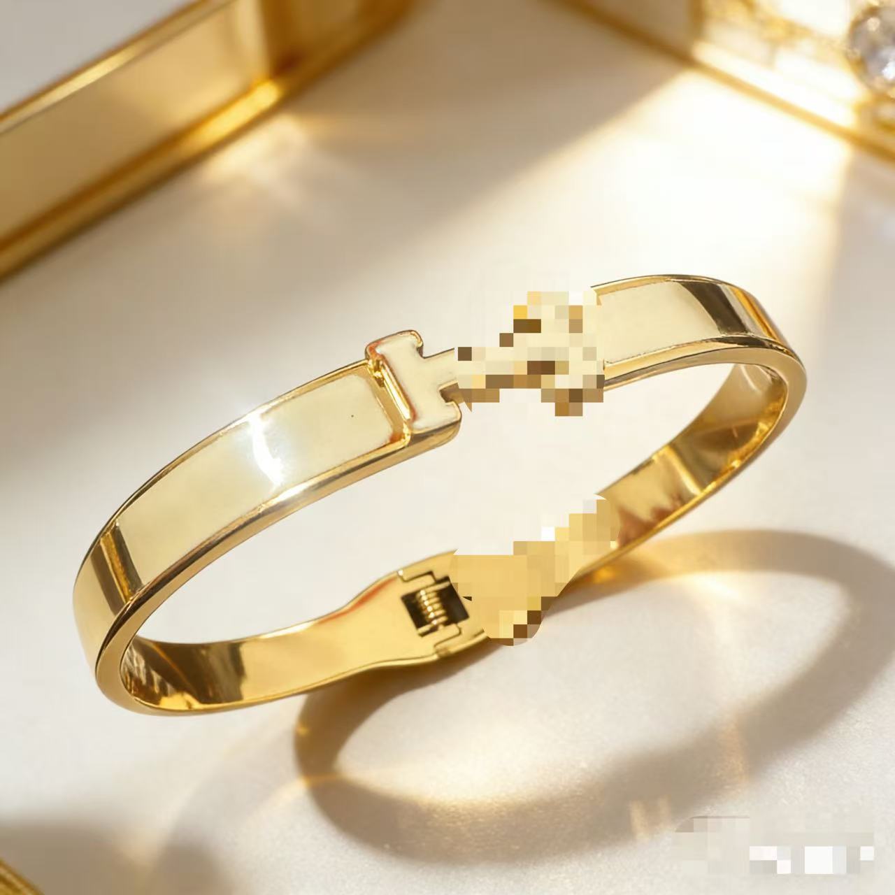 2025 新しいヨーロッパとアメリカのビッグブランドチタン鋼ブレスレット非退色ステンレス鋼ブレスレットバックルオープニングハンドジュエリー卸売