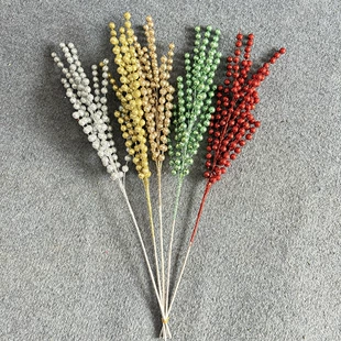 Ягодные ветки с золотыми шарами для декора и DIY
