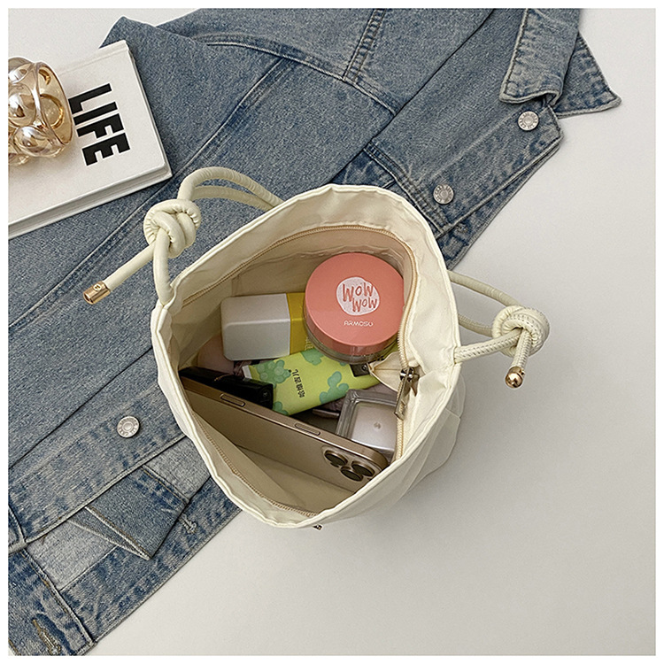 2025 New Korean-style fashionable and niche single-shoulder bag, hand-held trendy and casual bucket bag, women's commuting crossbody bag for work undefined