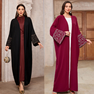 New Middle East Muslim Fashion Elegant Embroidered Cardigan Dubai Arabian Robe Bat Sleeve Split Black