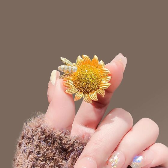 Japanese Smart Bee Sunflower Brooch High-end Women's Trendy Pin Elegant Metal Corsage Clothes Accessories