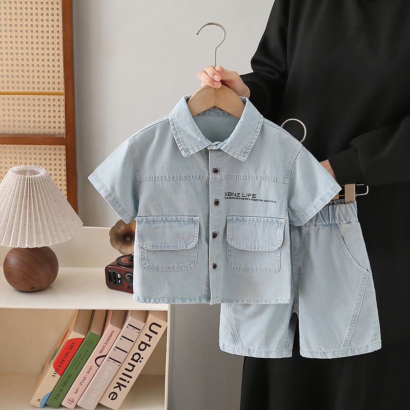 8088 traje de verano para niños 2025 nuevo traje de dos piezas de manga corta de mezclilla de color claro ropa delgada de verano para niños y bebés