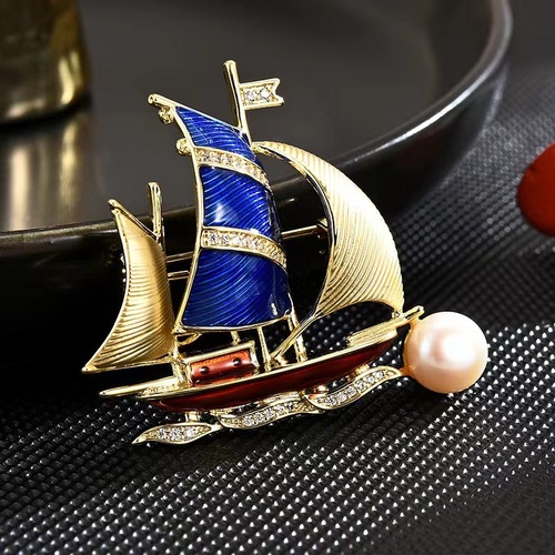 High-end temperament Korean-style brooch for women, featuring a oil ship sail design, with pearls and a stylish anti-slip fastener, elegant and fashionable.
