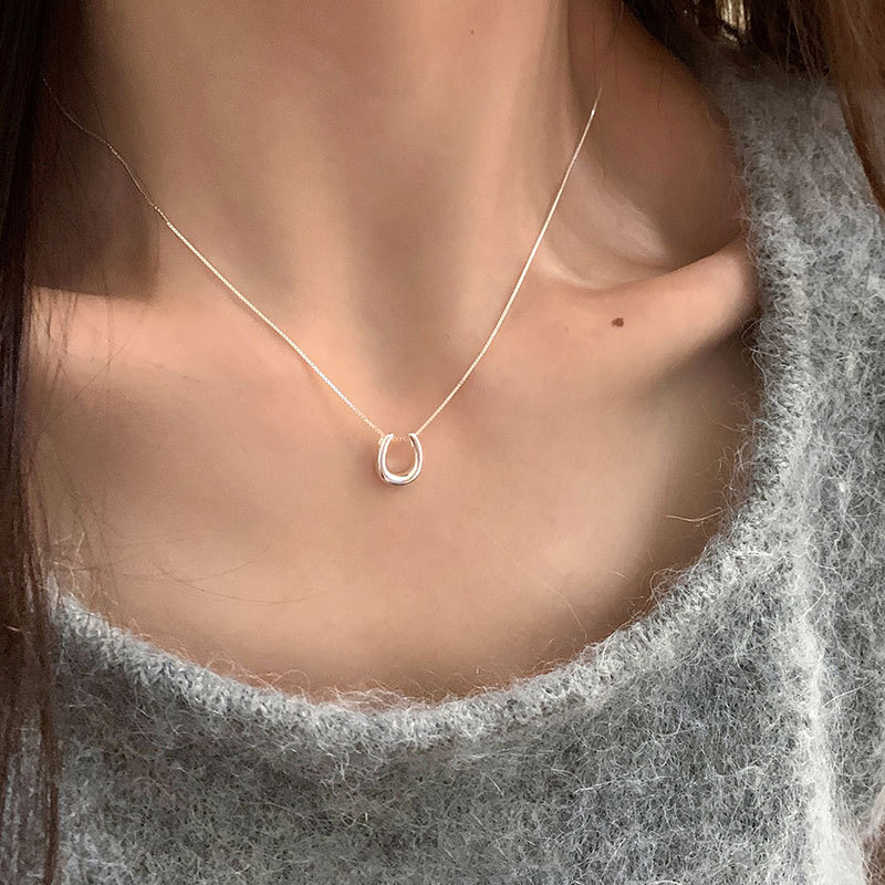 Collier pendentif fer à cheval en forme de u élégant pour femme_voghion.com