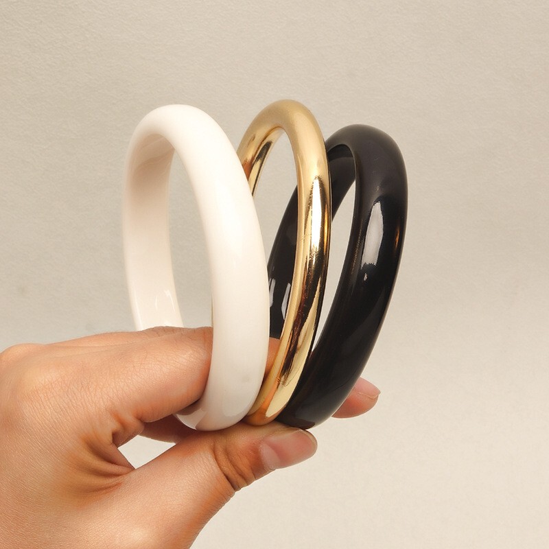 Xiyin's Hot-Selling Fashionable and Versatile Gold-Colored Plain Ring Bracelet Set with Unique and Bold Black and White Resin Bracelets Xiyin's Hot-Selling Fashionable and Versatile Gold-Colored Plain Ring Bracelet Set with Unique and Bold Black and White Resin Bracelets