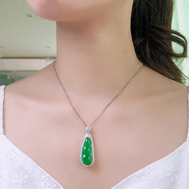 Mặt dây chuyền ngọc bích Miến Điện dát cao cấp tặng dây bạc