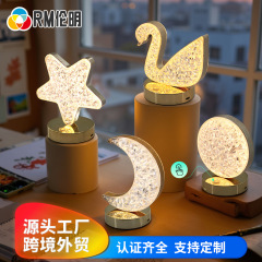 星の月の充電は小さい夜の明かりの電気スタンドに触れます。