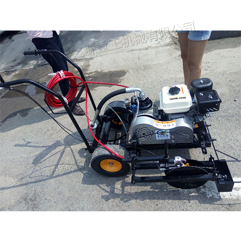 学校塑胶跑道划线机  体育场馆田径赛道标线机 小型手推式喷线机