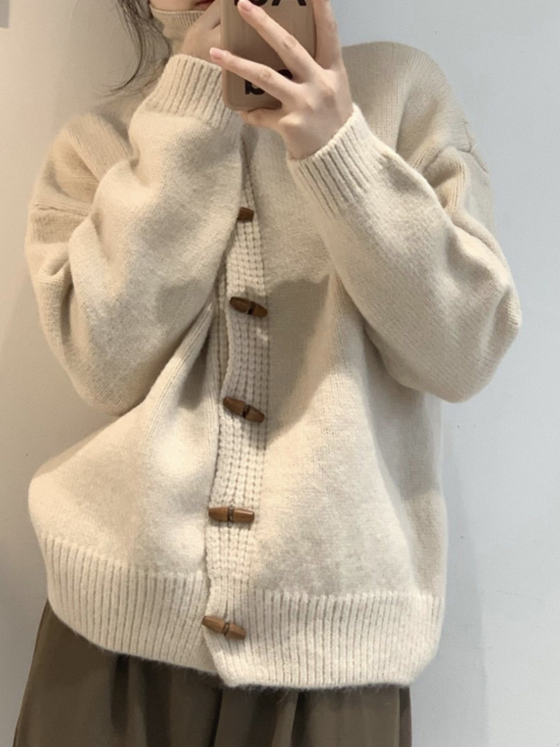 Lazy Style Horn Button Round Neck Solid Color Knitted Cardigan Jacket, Fashionable and Versatile, New Autumn and Winter Casual Age-Reducing Sweater