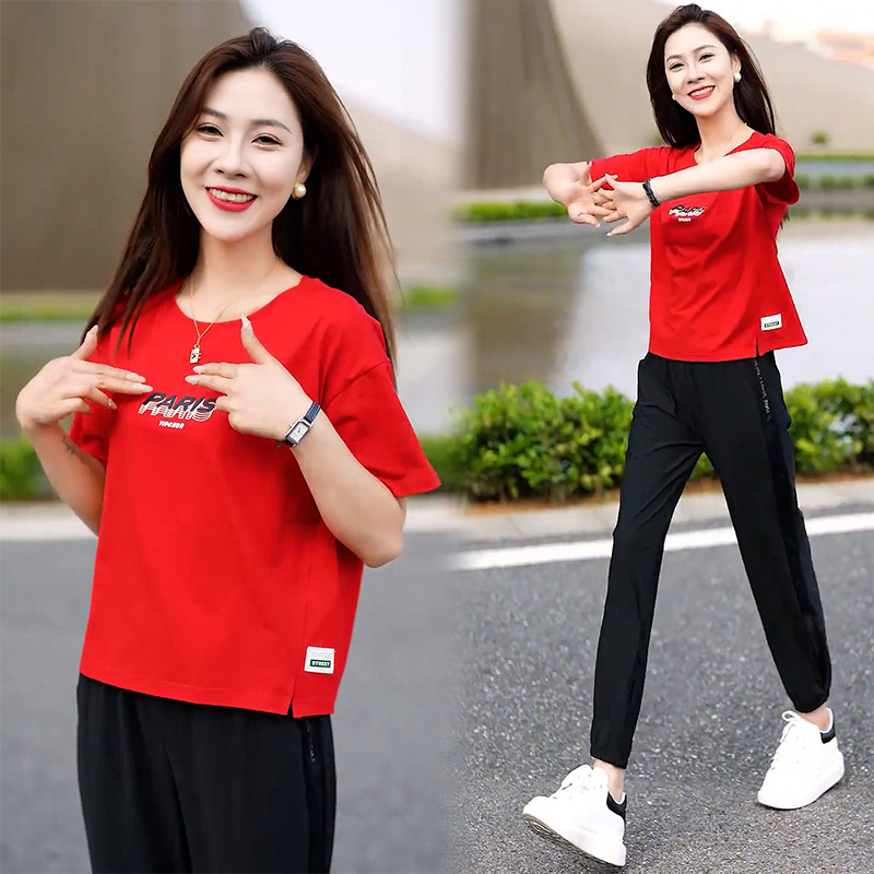 ファッショナブルで西洋風の女性用半袖Tシャツ2025夏の新しいスタイル、痩身と年齢軽減、ゆったりと多用途、肉感カバーのラウンドネックトップ|undefined