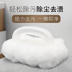 柔らかい毛の便器のブラシは水をしぼります。