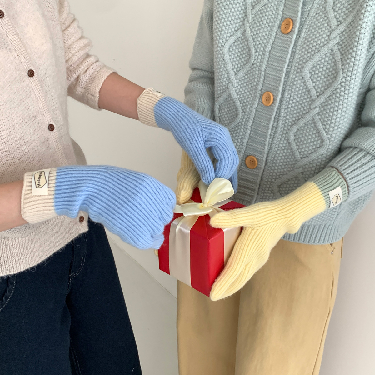 Universal knitted keep warm solid color gloves