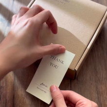 米黄飞机盒贴纸高级感极简字母大贴纸原创ins礼物快递封口贴包装