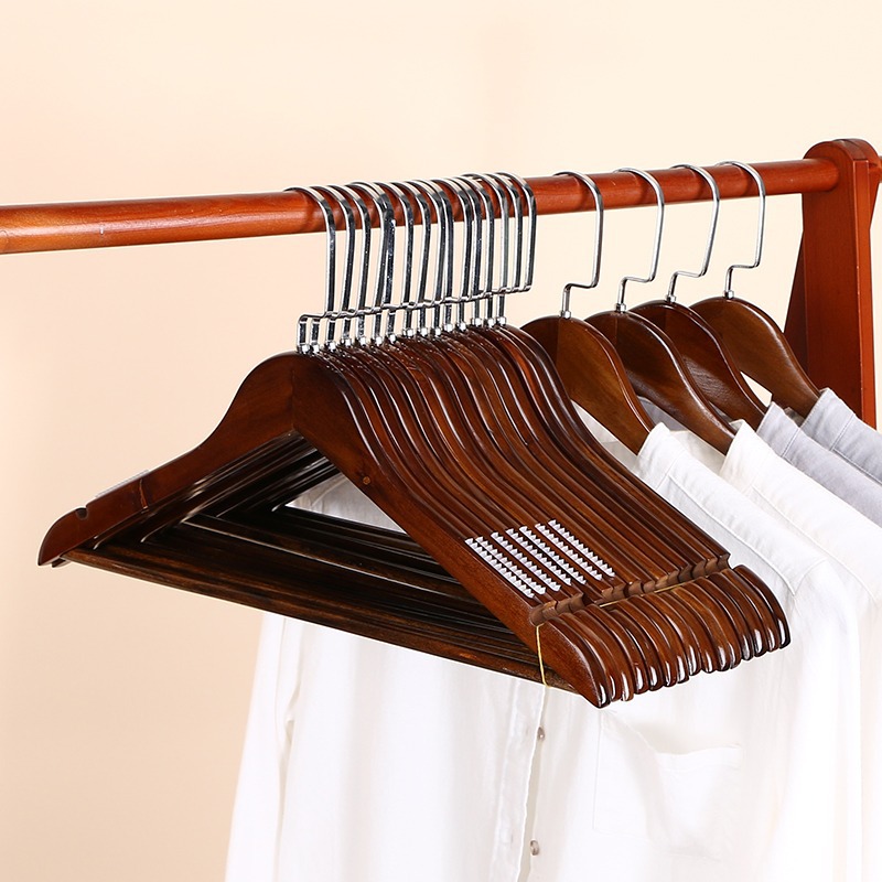 Fábrica al por mayor desarrollo P66 tienda de ropa percha de madera color madera cruda Hotel tienda de ropa percha puesto antideslizante