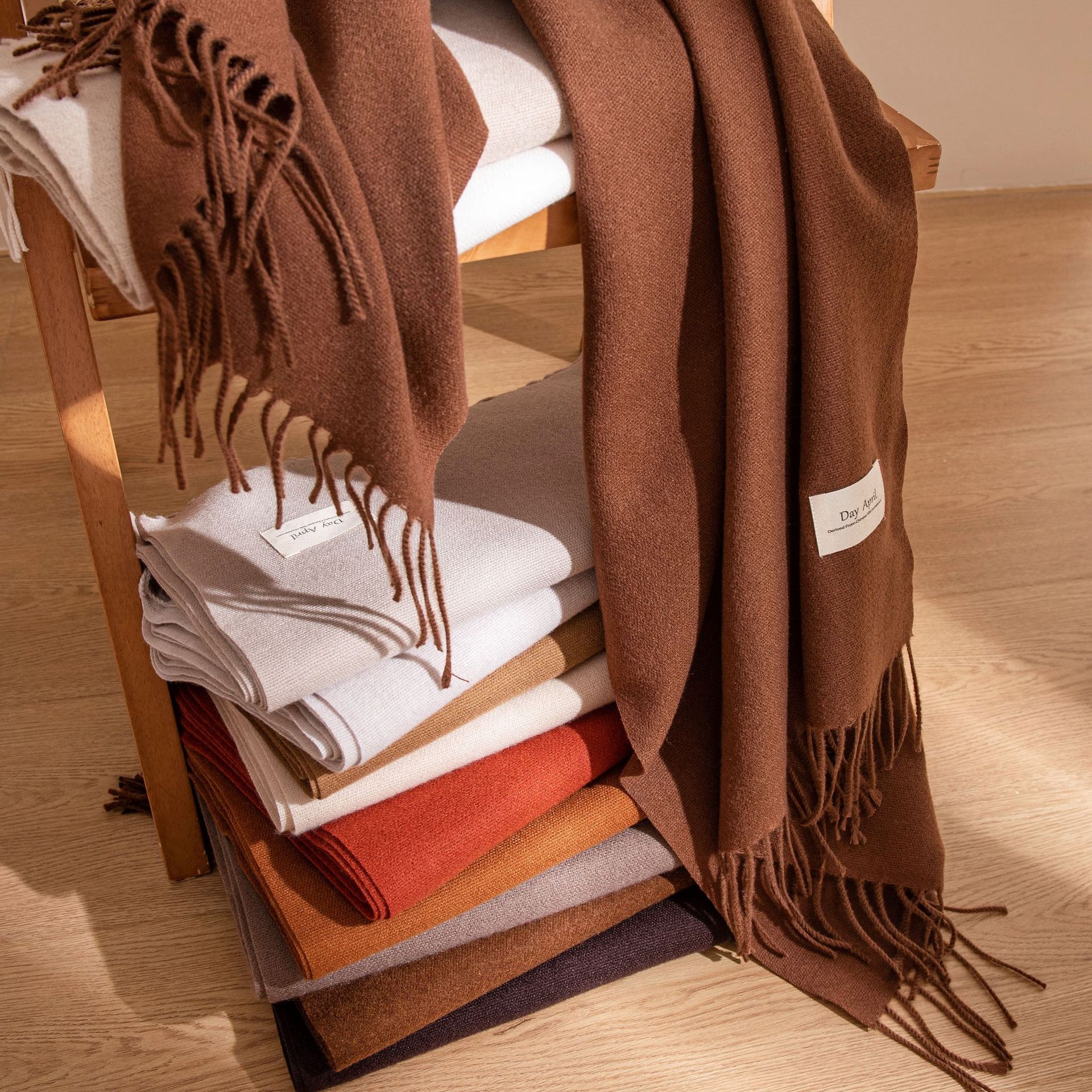 2024 Winter Neuer roter Ankola-Schal für Damen mit luxuriösem grenzüberschreitendem europäischen und amerikanischen Kaschmirschal_voghion.com