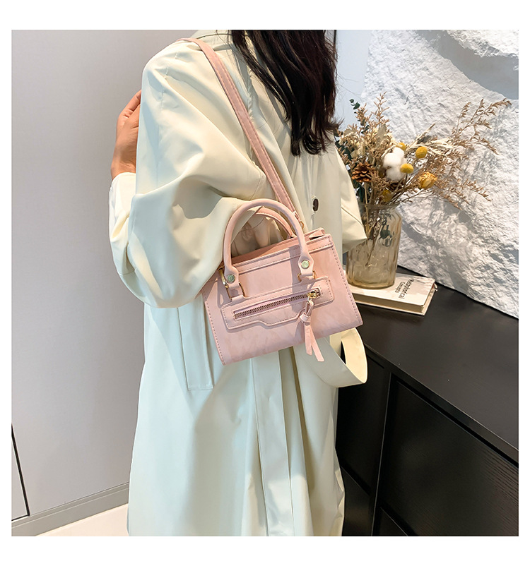 A retro, individualistic, casual single-shoulder crossbody bag for the autumn of 2024, featuring a fashionable, simple and elegant style, and a small square handbag for commuting undefined