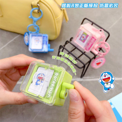 かわいいドラえもんがアニメのキーホルダーをひっくり返しました。