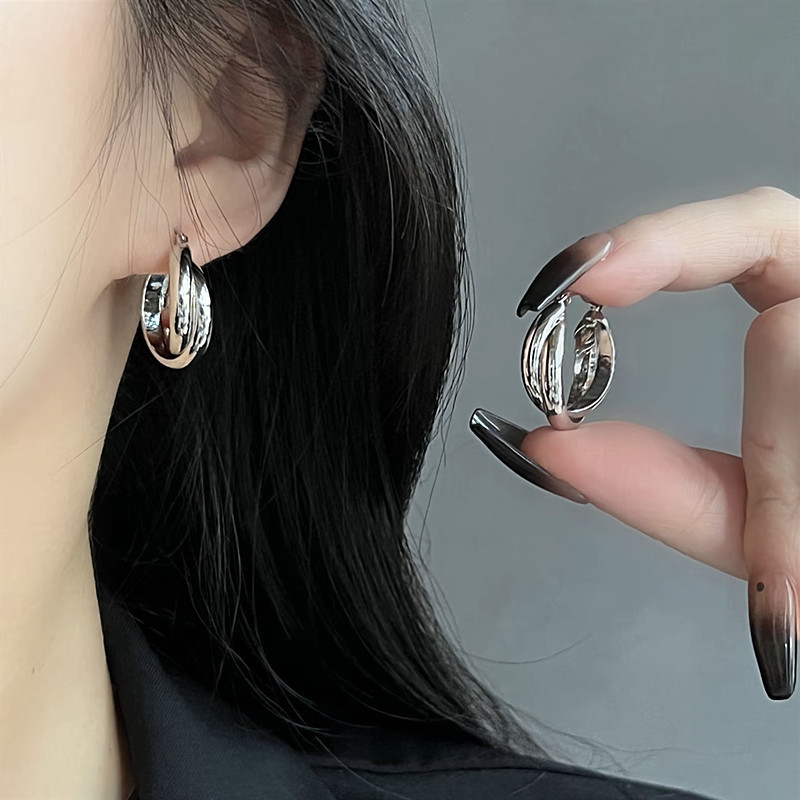 Silver Simple Hoop Earrings 2026 New Popular Style High-End Light Luxury Earrings Unique and Beautiful Earrings for Square and Round Faces Silver Simple Hoop Earrings 2026 New Popular Style High-End Light Luxury Earrings Unique and Beautiful Earrings for Square and Round Faces