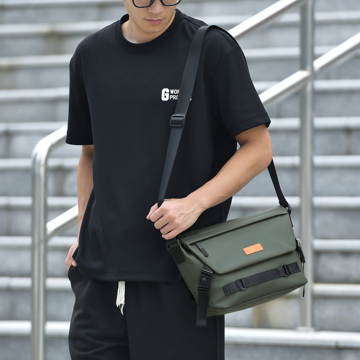 男士斜挎包机能工装日系休闲潮牌单肩包大容量背包男包邮差包通勤