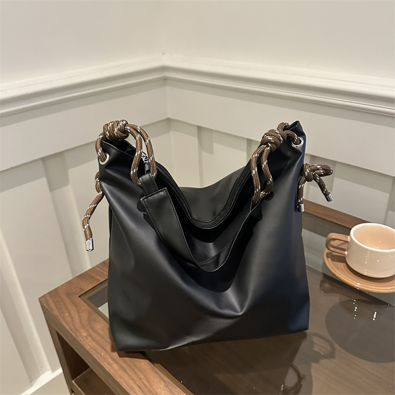 Bolso de mujer 2024 invierno nuevo bolso de alta calidad de gran capacidad bolso de hombro de moda este año popular bolso casual universal
