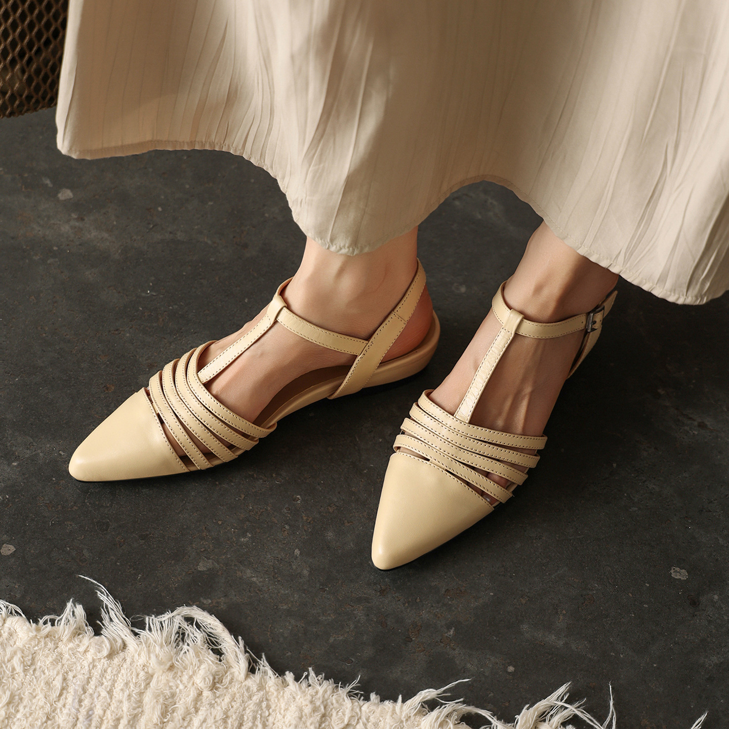 Sandal nữ hở mũi gót thấp 3 cm, quai dệt đinh tạo kiểu cổ điển — Sữa hạnh nhân — 2/12