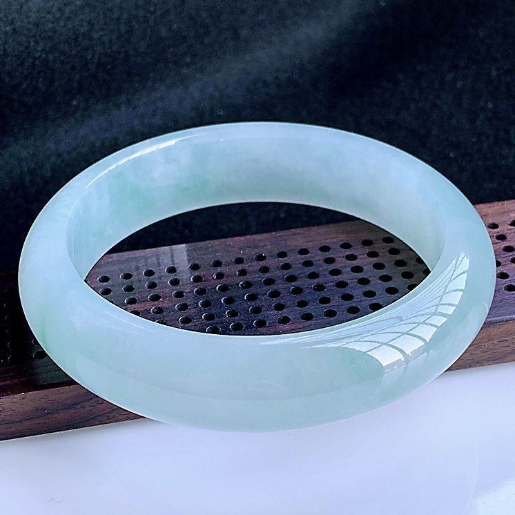 Vòng tay ngọc bích tự nhiên hàng A phong thủy nữ – đường kính trong 54–63 mm chi tiết 3