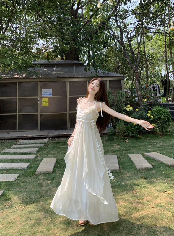 リゾート風の花のデザイン感のあるストラップのワンピース女性2025夏の新作は腰を収めて痩せています。|undefined