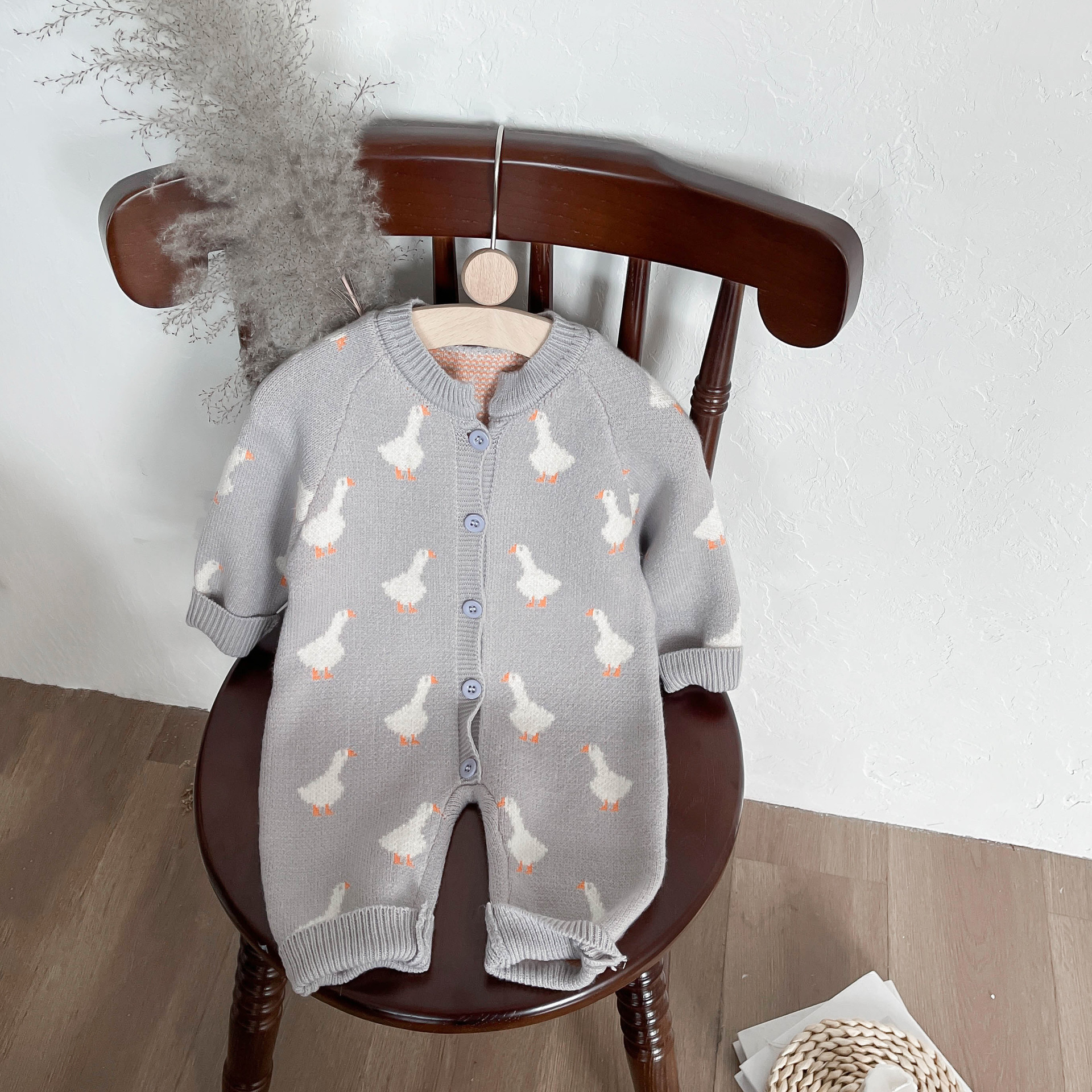 韓国版の乳幼児の春の服の連体の服の男女の赤ちゃんのセーターの新生児の洋気の哈衣は服の外に登ります。