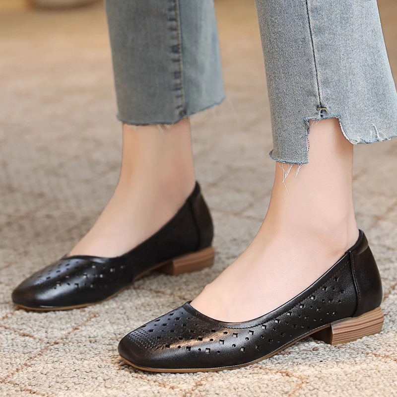 2026 verano nuevo tacones bajos superficia respirable zapatos de cuero huecos zapatos de mujer suave sandalias antideslizantes de madre
