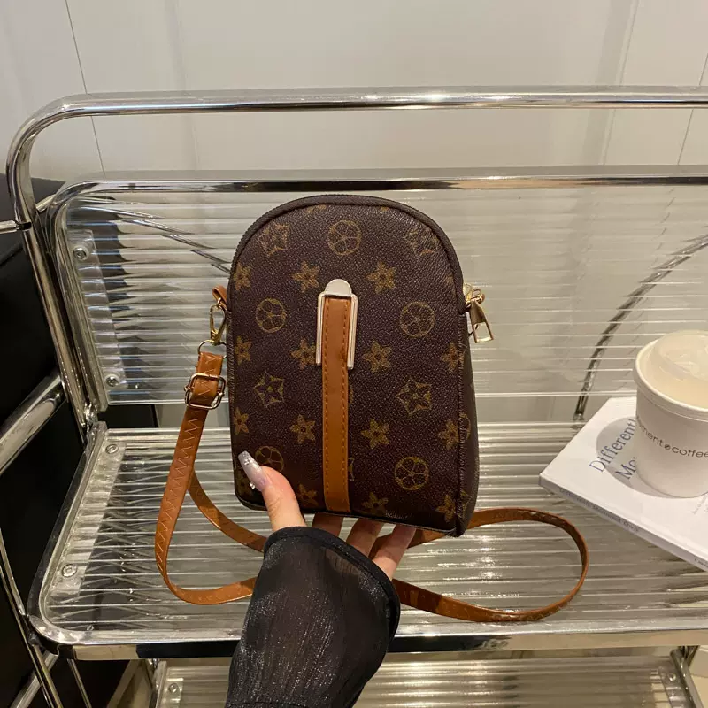 2025夏季新款洋气女士个性单肩斜挎包小众设计休闲简约质感小方包