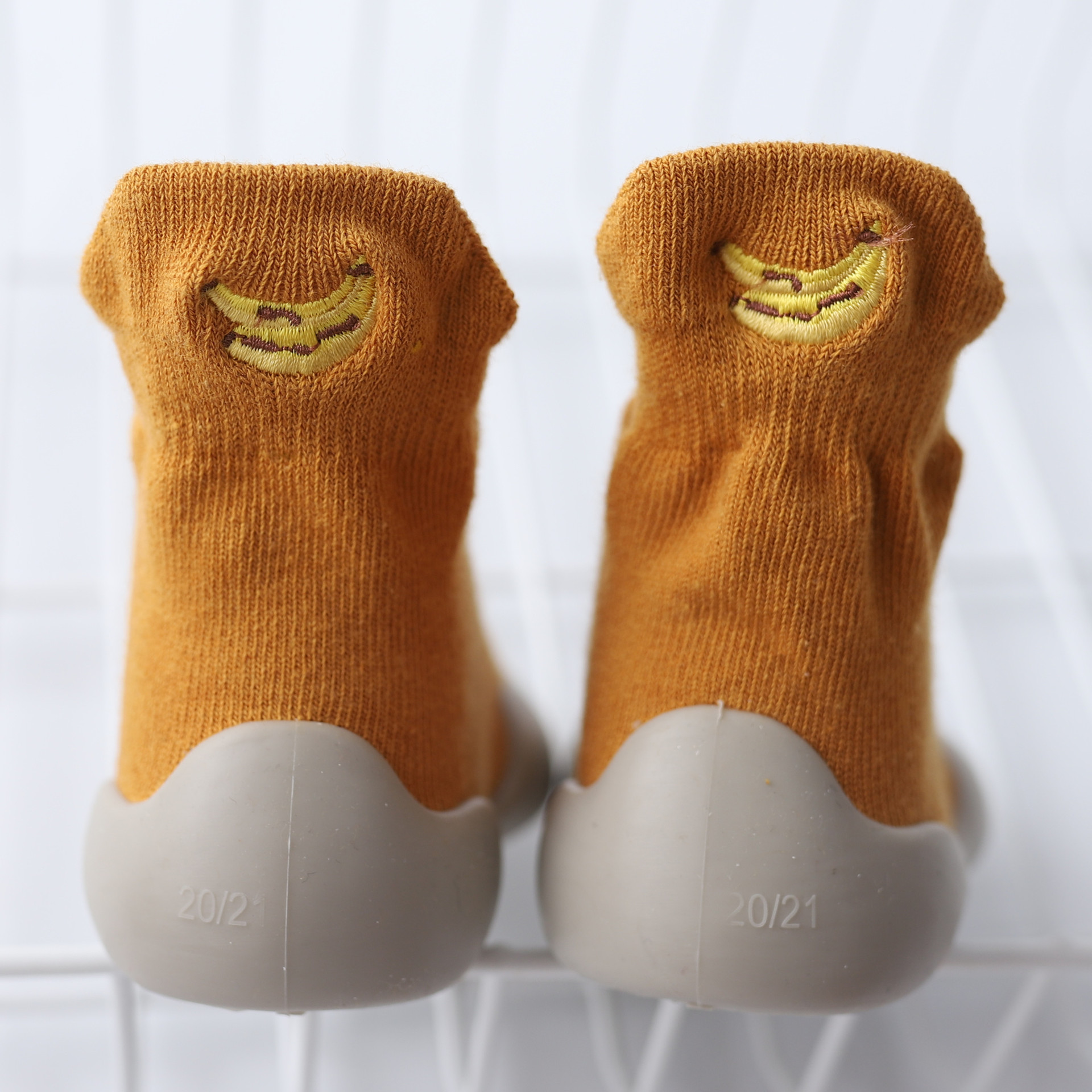 Zapatos de niño bordados zapatos de fondo suave antideslizante primavera y otoño calcetines de bebé zapatos para caminar en interiores y al aire libre educación temprana zapatos y calcetines transpirables infantiles