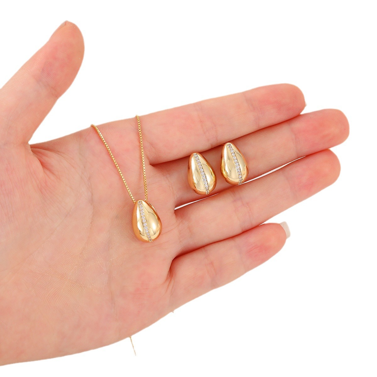 Nuevo estilo transfronterizo de cobre con microincrustaciones de circón pequeña gota de agua temperamento aretes collar conjunto estilo ins moda simple colgante mujer