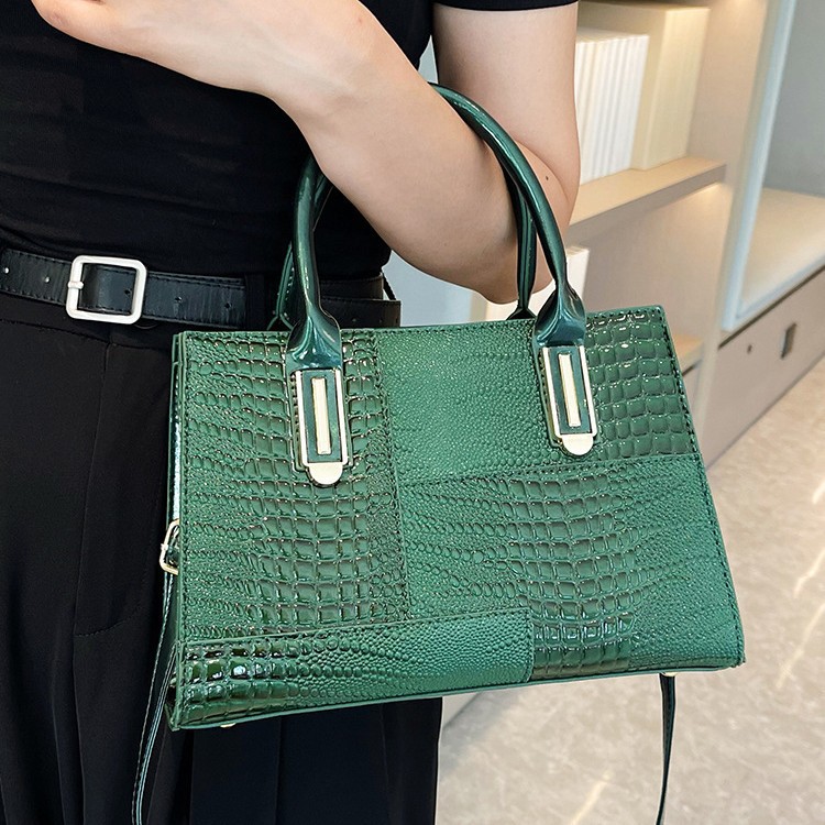 2023 nuevo bolso de platino con patrón de cocodrilo retro, bolso de costura de moda femenina, bolso de mensajero de hombro de viajero de todo fósforo