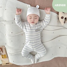 Ӥ���·�����װ˯��һ����Ů����������װ�����������һ������
