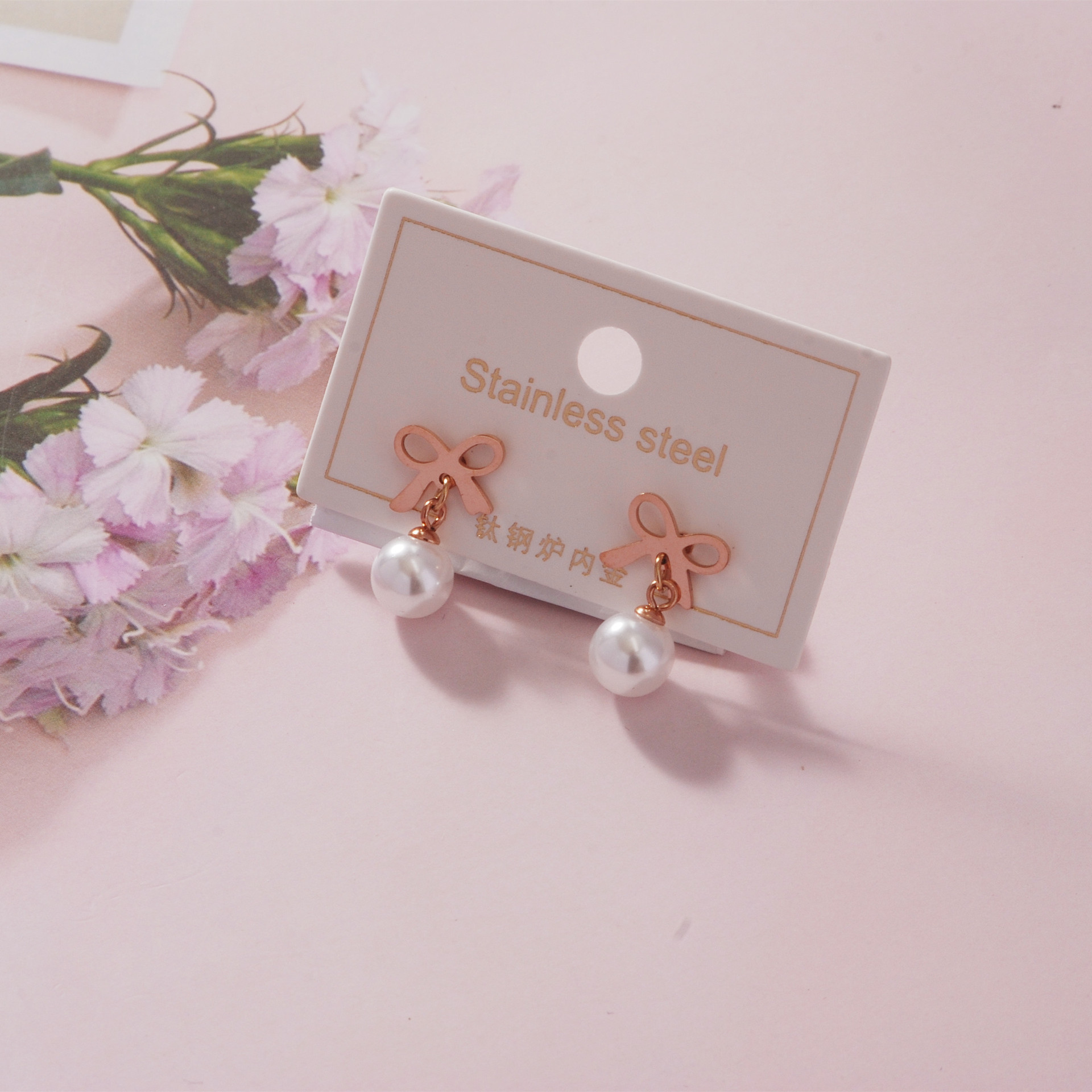 Japonés y coreano elegante moda arco hueco perla Stud pendientes de moda femenina de acero de titanio no se desvanece la joyería del oído transmisión en vivo
