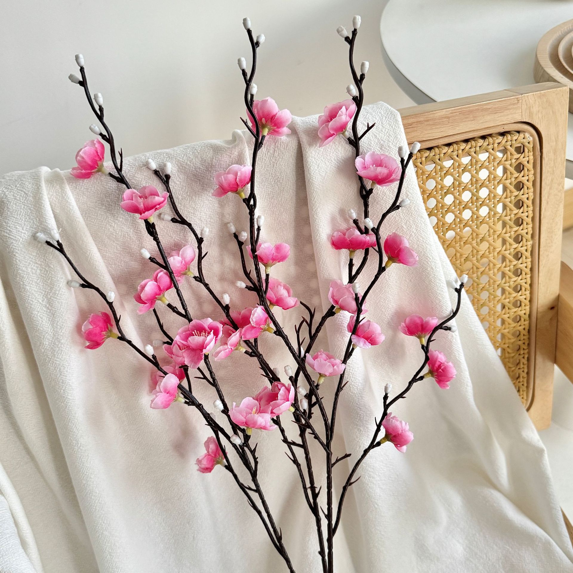 Simulación flor de ciruela estilo chino decoración de flores para el hogar arquitetura floral pastoral rama de ciruela props de disparo flor artificial explosión transfronteriza