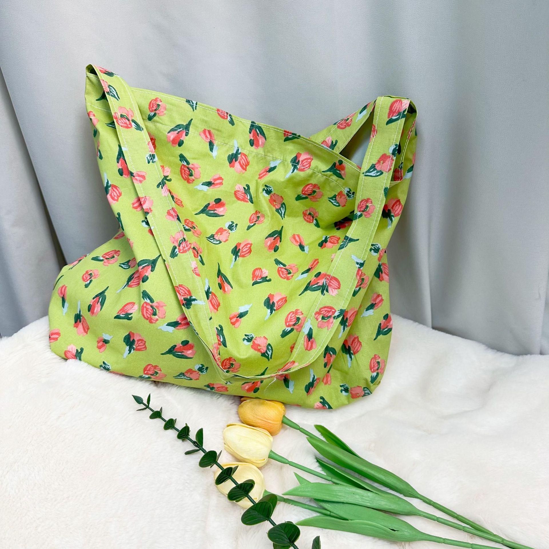 녹색 바닥 홍화