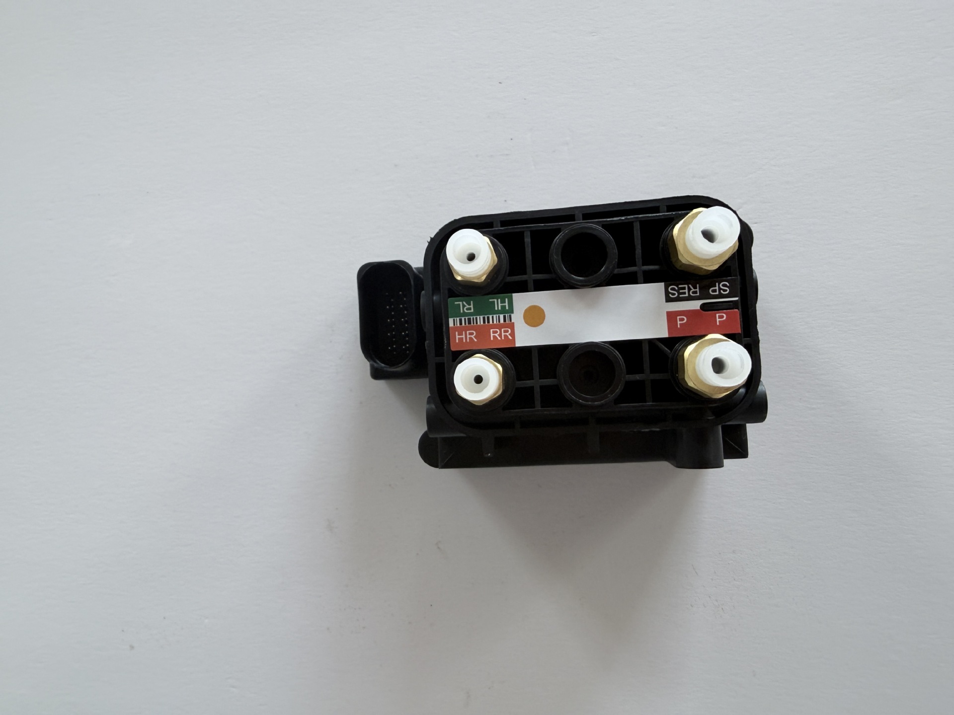C2D26814 air pump distribution valve is suitable for the new Jaguar C2C34552 shock absorber valve, sourced from the original manufacturer